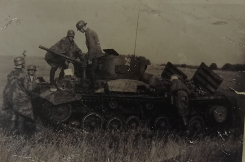 Із серії «Степ Мікі Маусів». «KnTZ – 16, MK III «Valentine», Харківська область, 1942».