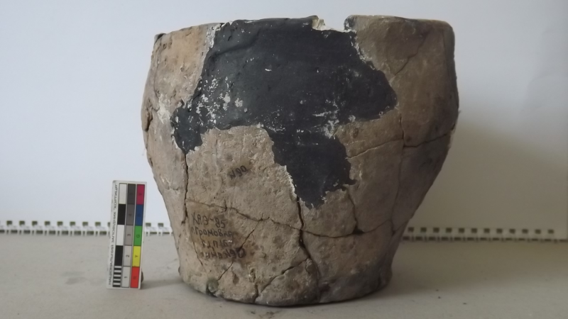 Посудина ліпна – горщик баночної форми.