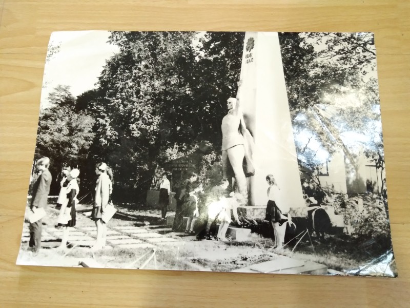 Фотографія "Учні покладають квіти до пам"ятника учасникам Ведикої ітчизняної війни"