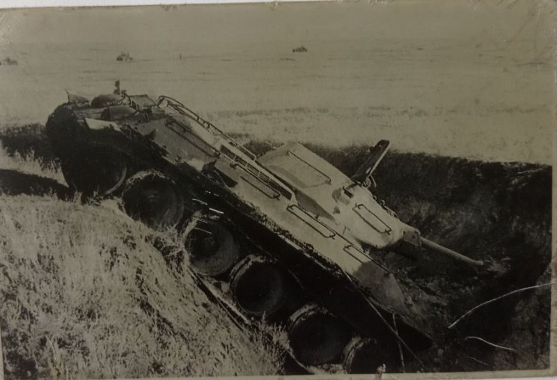 Із серії «Степ Мікі Маусів». «Т – 34-76, SU – 122, Харківська область, 1943».
