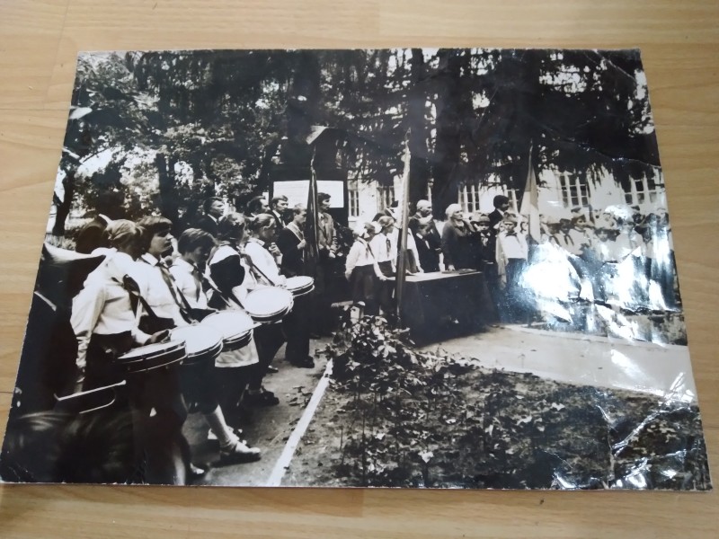 Фотографія біля пам"ятника Олександру Щанкіну