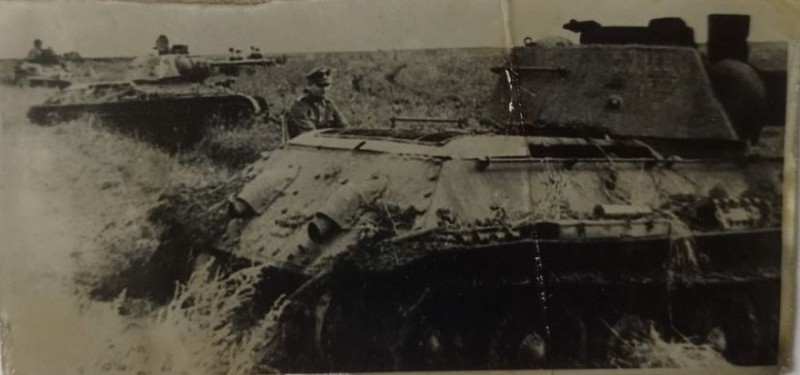 Із серії «Степ Мікі Маусів». «Т – 34-76, SU – 122, Харківська область, 1943»