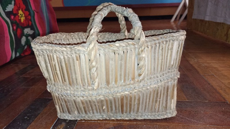 Корзина плетена з соломи