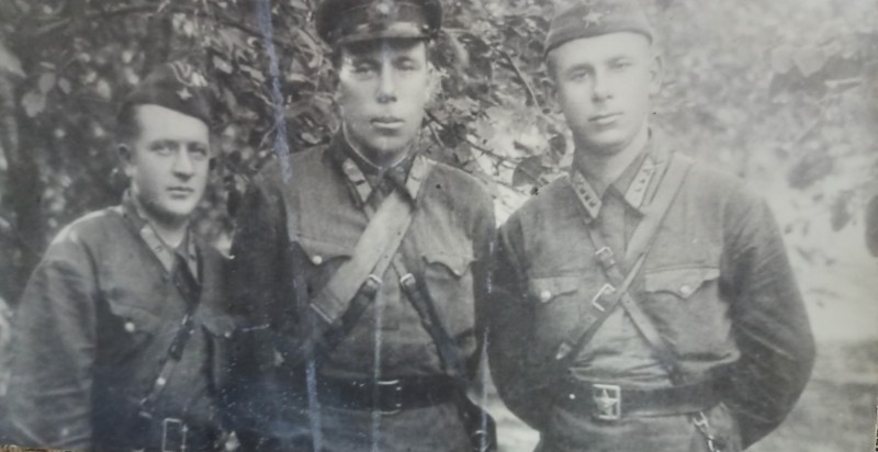 Фото трьох офіцерів - льотчиків РСЧА (до 1941 року).