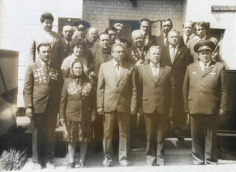 Фото групове. Відкриття пам'ятної меморіальної дошки на приміщенні Ободівського краєзнавчого музею ім. Котовського, 1985 рік