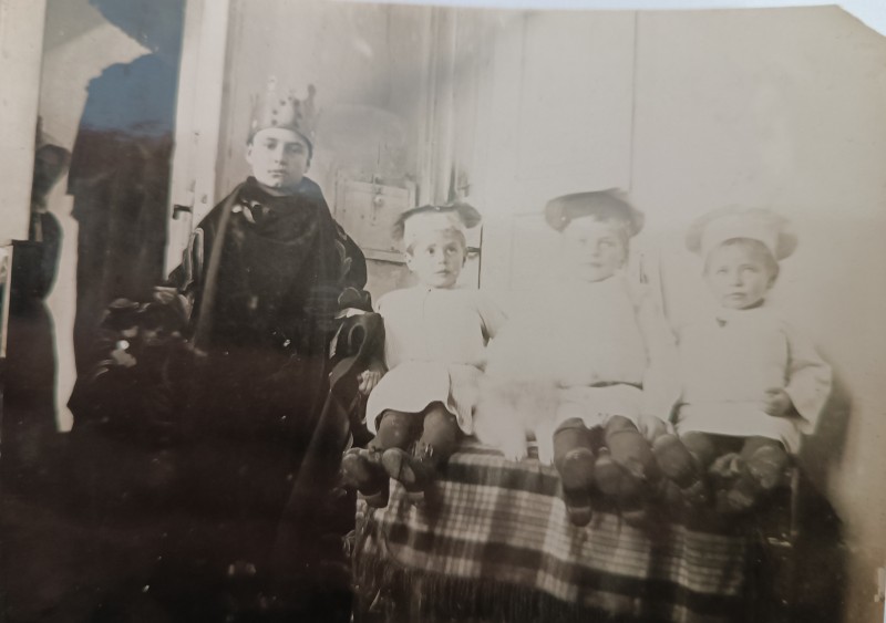 Фото. Діти Ліпінських у вертепних костюмах