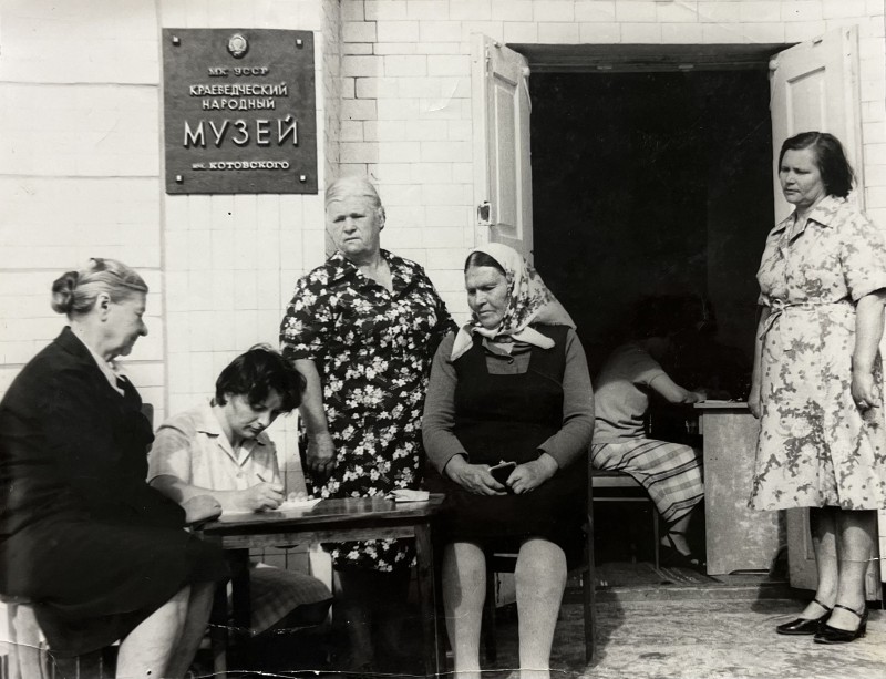 Фото групове. Зустріч перших комунарів з працівниками музею ім Котовського в с. Ободівка, 1980 рік