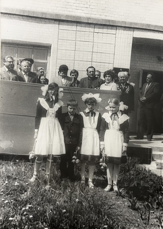 Фото групове. Мітинг присвячений встановленню пам'ятної меморіальної дошки на приміщенні Ободівського краєзнавчого музею ім. Котовського в пам'ять про діяльність Ободівської підпільної організації під час Великої Вітчизняної війни, 1985 рік