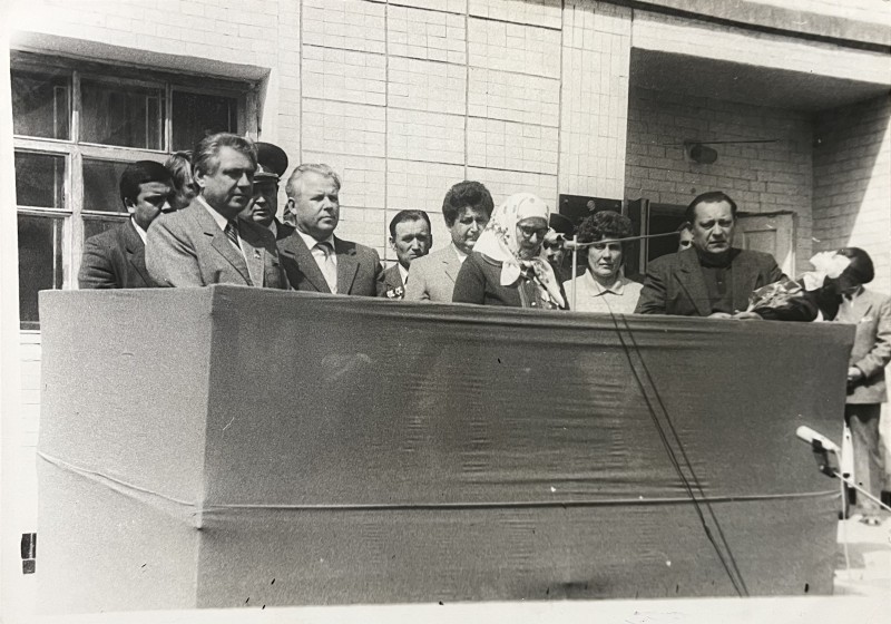 Фото групове. Відкриття пам'ятної дошки на приміщенні Ободівського краєзнавчого музею ім. Котовського до 40-річчя Перемоги, 1985 рік