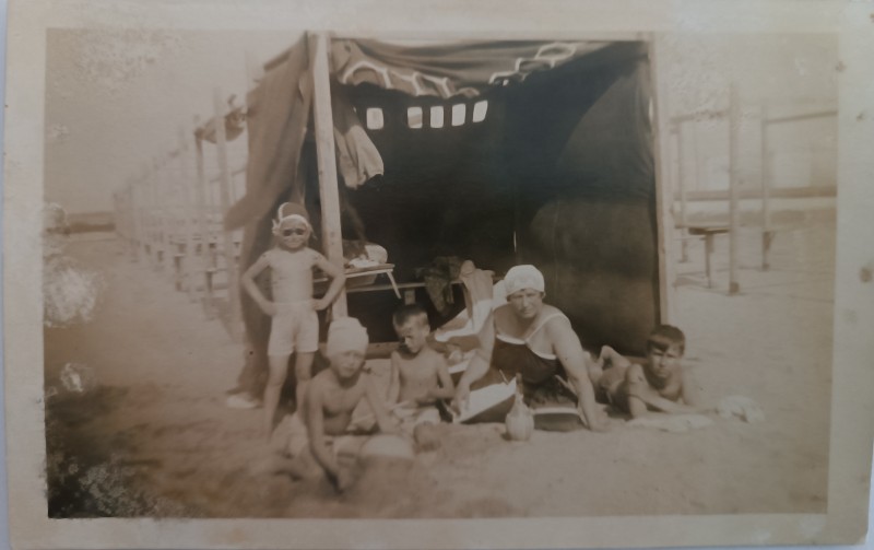 Фото. Марія Ліпінська з дітьми на морському узбережжі