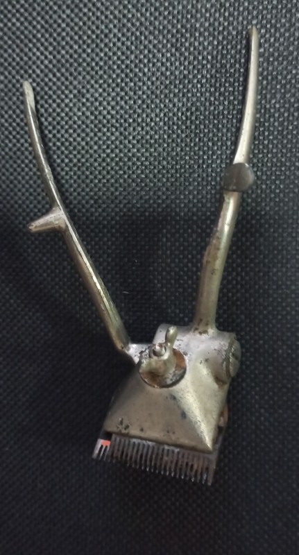 Ручна механічна машинка для стриження волосся.