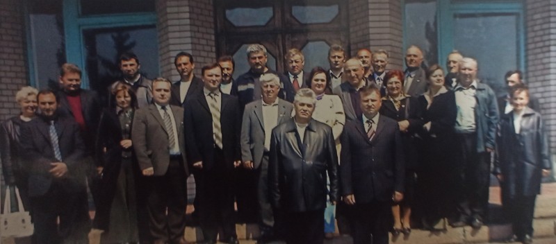 Фото новообраних депутатів районної ради (2005 рік).