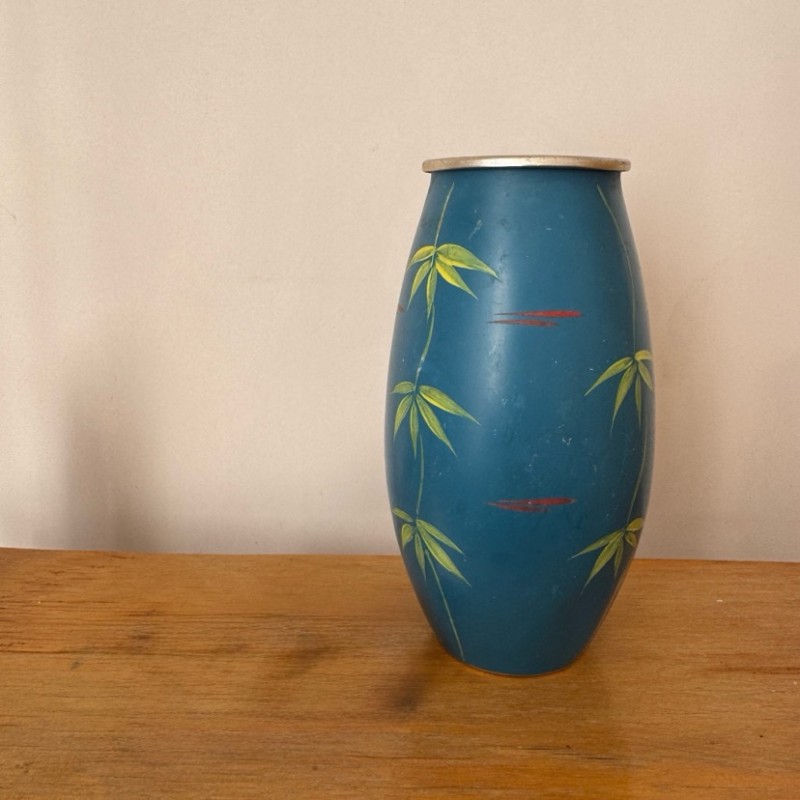 Металева ваза для квітів