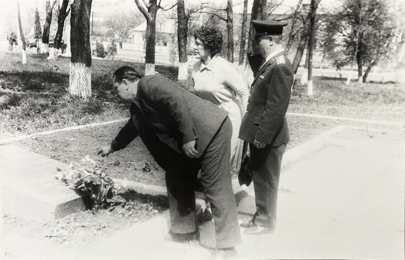 Фото групове. Покладання квітів до могили Квашенко А.В. - керівника Ободівського підпілля, 1985 рік