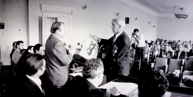 Світлина. Прийом ветеранів 241 С.Д. в Охтирському міськкому партії