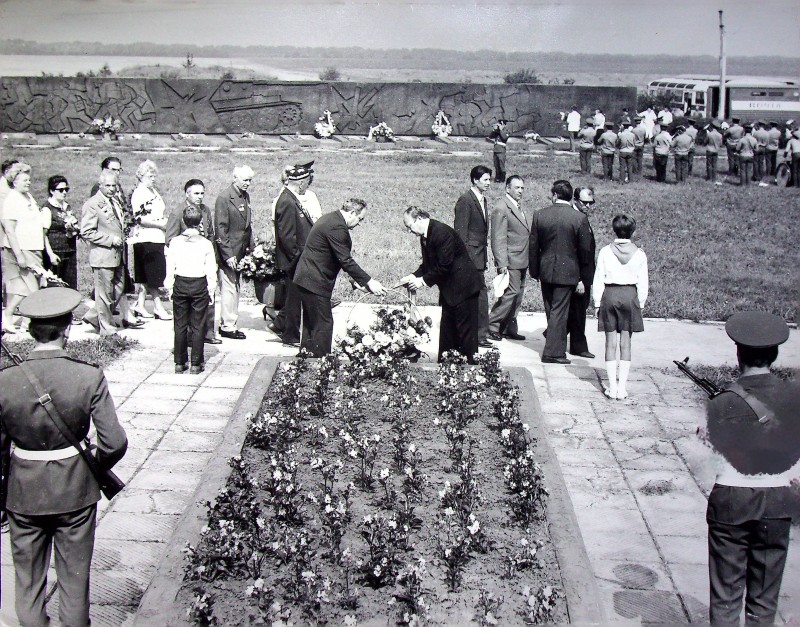 Світлина. Ветерани 241СД з керів никами міста покладають кошики квітів на Кургані бойової Слави