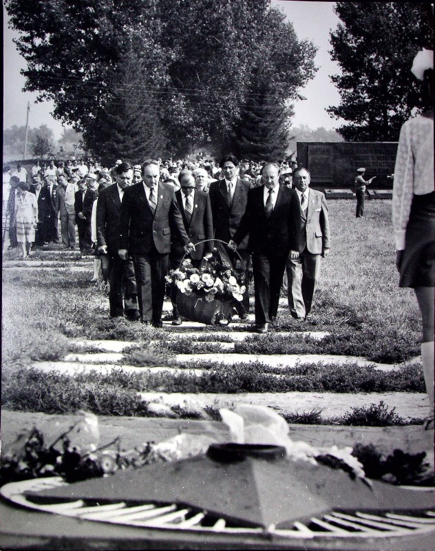 Світлива. Покладання квітів на кургані бойової Слави