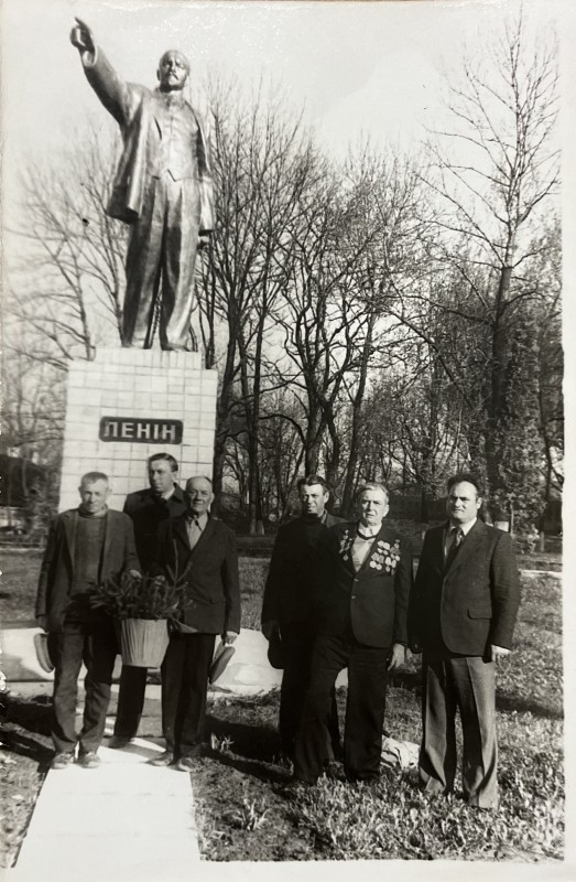 Фото групове. Біля пам'ятника Леніна в с. Ободівка в день відкриття меморіальної дошки на будівлі Ободівського краєзнавчого музею, 1985 рік.