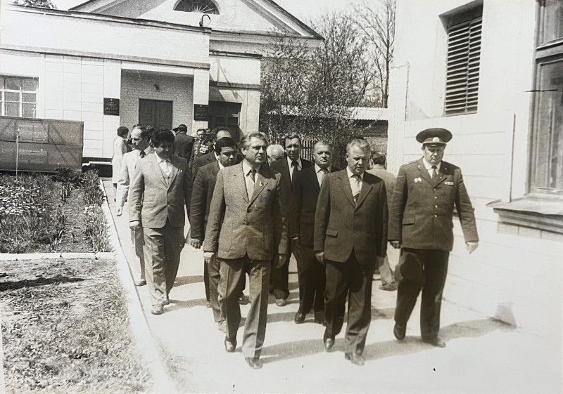 Фото групове. Після відкриття пам'ятної дошки учасники мітинга направляються до памятника загиблим воїнам в роки Великої Вітчизняної війни, с. Ободівка, 1985 рік