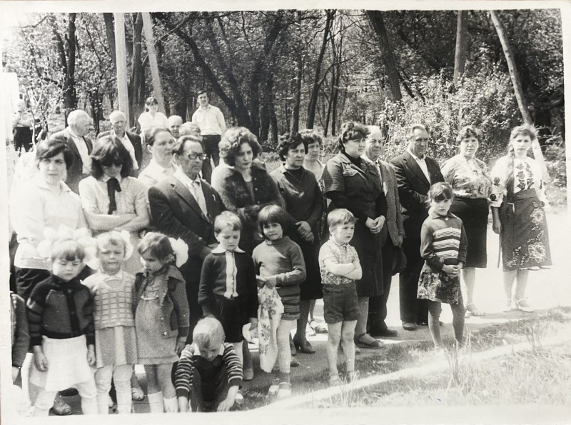 Фото групове. Учасники мітингу присвяченому відкриттю меморіальної дошки на будівлі краєзнавчого музею с. Ободівка, 1985 рік.