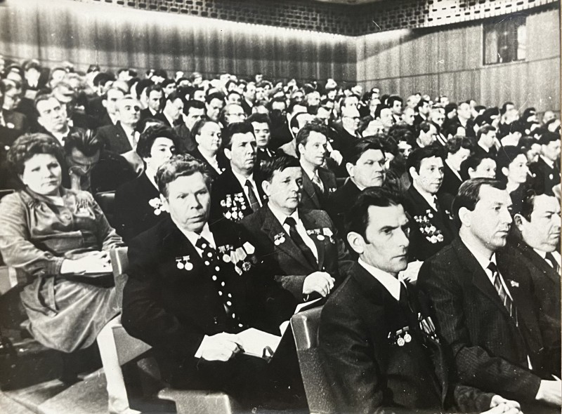 Фото групове. Вінницька делегація на ХХVІІ з'їзді компартії України, 1981 рік