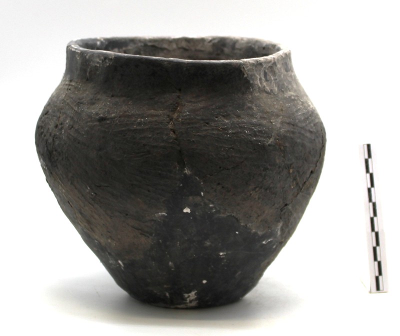 Посудина ліпна – горщик  середніх пропорцій.