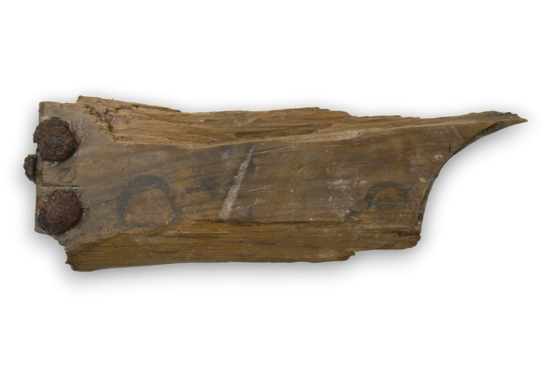 Фрагмент торця труни з залізними цвяхами XVII – XVIII ст.