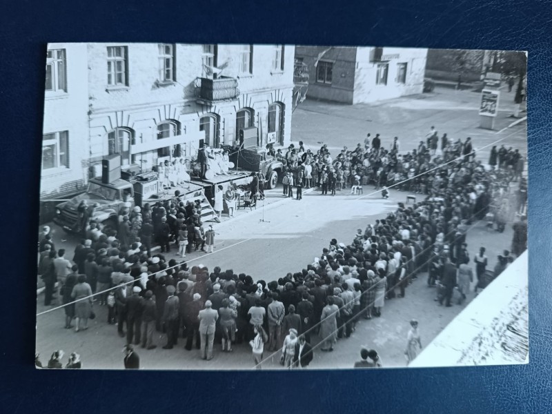 Фото. Свято по вул. Леніна біля міськради.