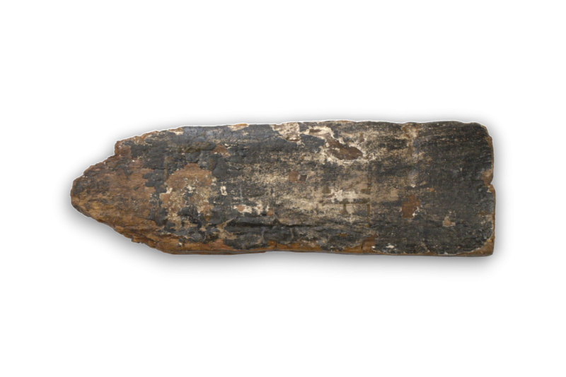 Фрагмент торця труни з чорною фарбою і написами XVII – XVIII ст.