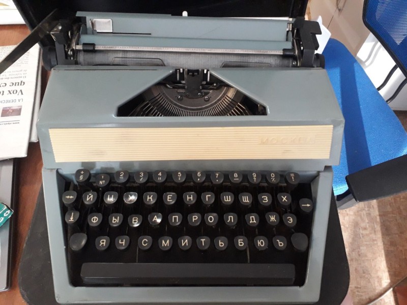 Друкарська машинка "москва" в чорній валізі