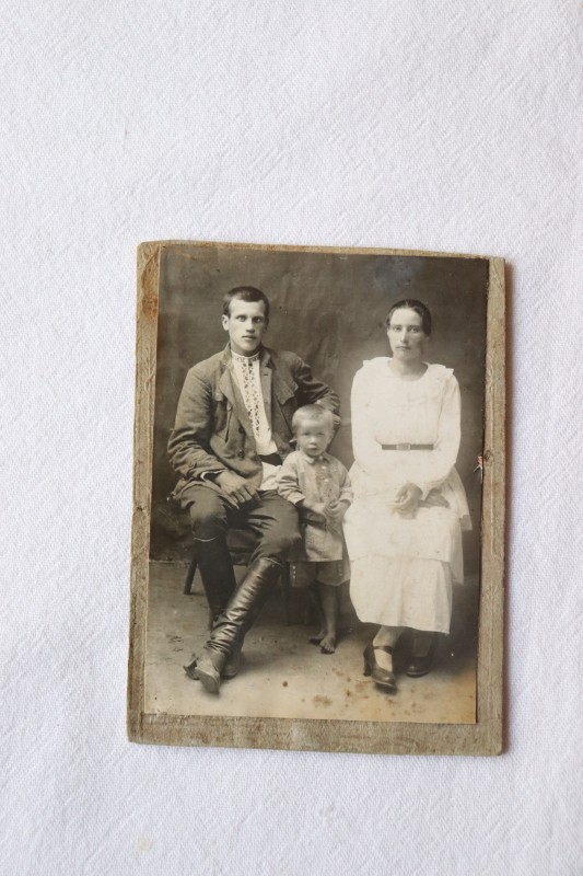 Фото чорно-біле, групове на паспарту. Сім'я Мехеди