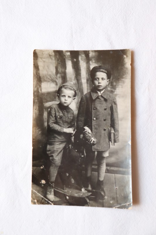 Фото чорно-біле, групове. Мехеда І. з другом