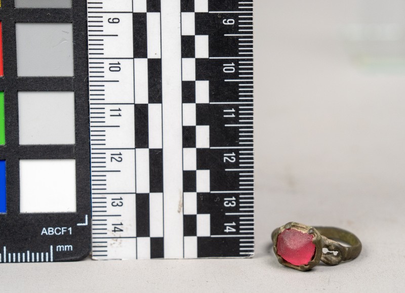 Каблучка жіноча з червоним камінням