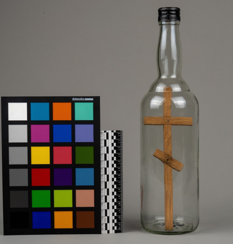 Пляшка скляна з хрестом усередині