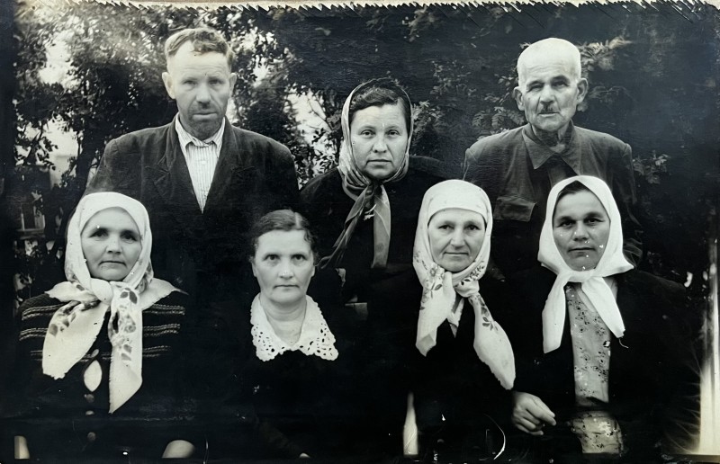 Фото групове. Колишні комунари Бесарабської комуни в с. Ободівка, Вінницької обл., 1956 рік