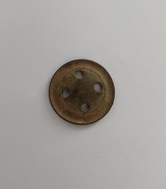 Гудзик круглий, випуклий з чотирма отворами
