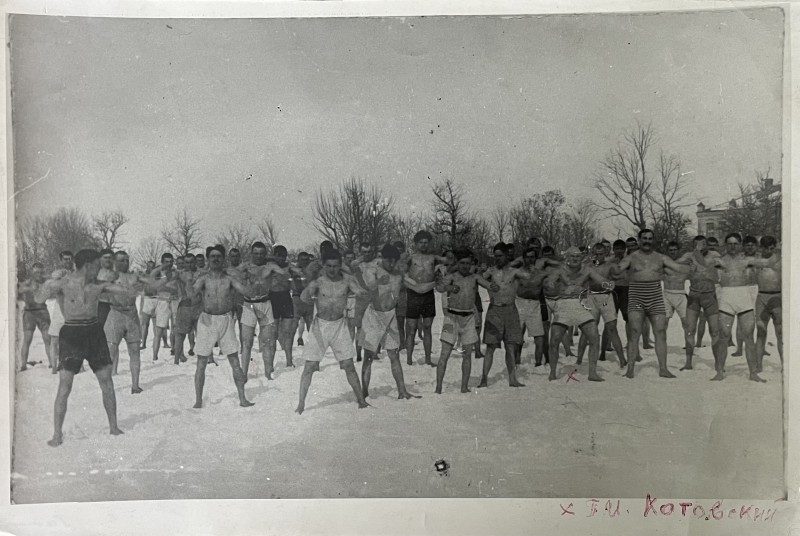 Фото групове. Котовський Г.І. серед командирського складу кавдивізії в м. Бердичів, 1922 рік