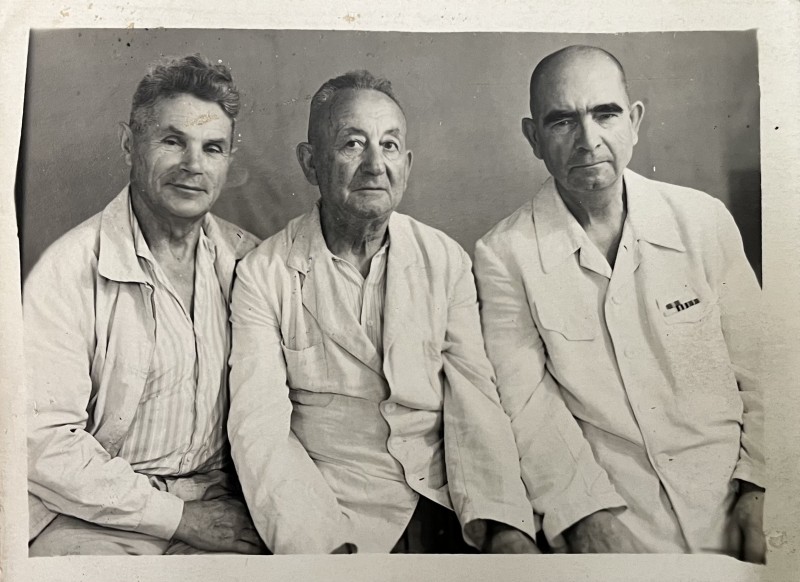 Фото групове. Директор Ободівського музею ім. Котовського - Бабенко В.Х., Докторович Є.С., Мокрицький С.І., 1967 рік