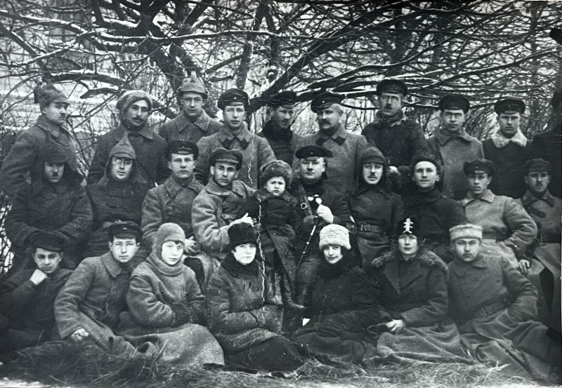 Фото групове. Г.І. Котовський з сином Гришою серед штабістів, 1923 рік