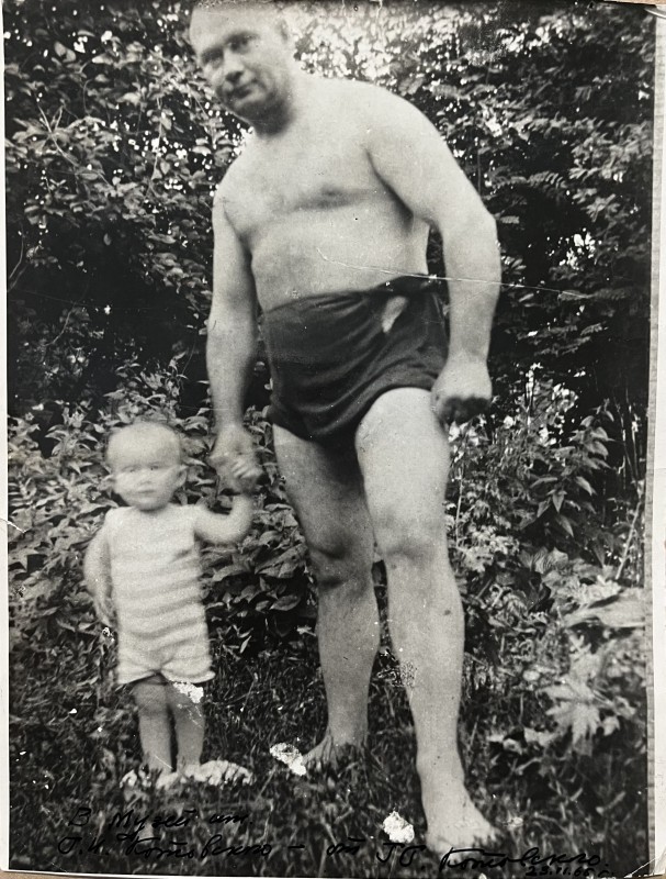 Фото. Г.І. Котовський з сином на відпочинку в радгоспі Чебанка, Одеська обл., 1925 рік