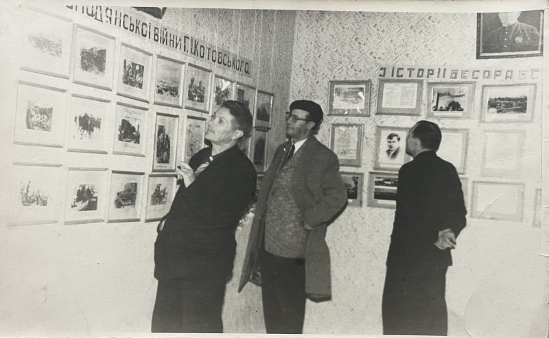 Фото групове. Лев Касиль у Ободівському краєзнавчому музеї, 1961 рік