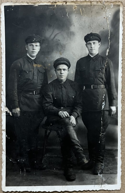 Фото групове. Серед них два ободівчани : Хильчук і Обідник, 1939 рік