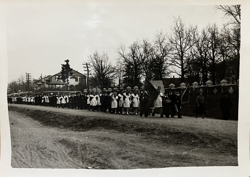 Фото групове. Першотравнева демонстрація. Колона школи-інтернат, 1961 рік
