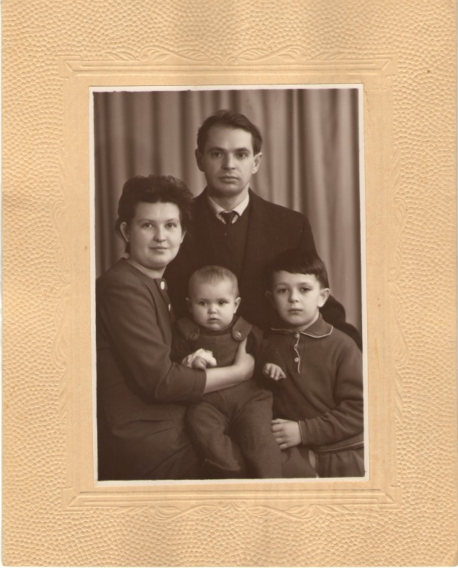 Фото ч/б. В.С.Близнець з родиною