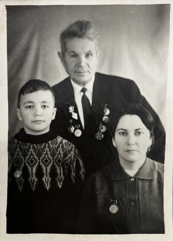 Фото групове. Бабіна Галина і її син Михайло - стотисячні відвідувачі музею ім. Г. І. Котовського з Бабенком В.Х. - директором музею, 1972 рік