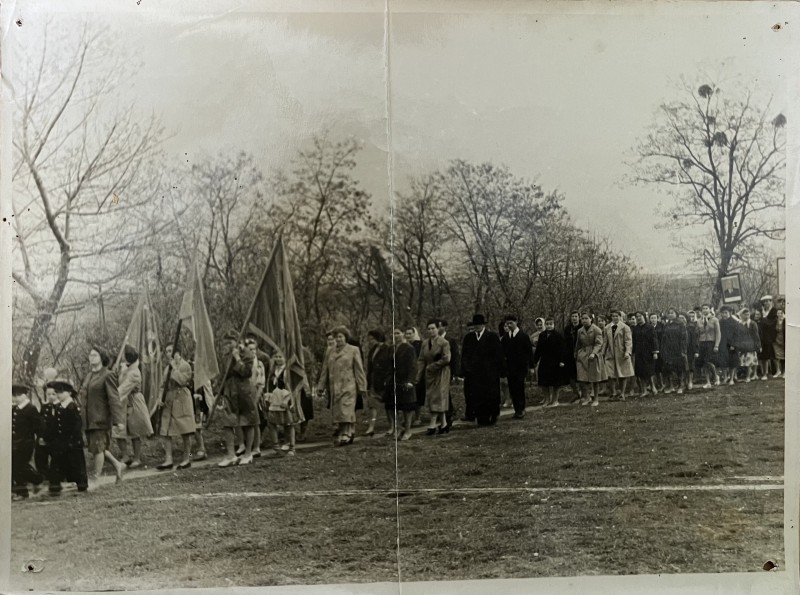 Фото групове. Першотравнева демонстрація в с. Ободівка, Тростянецького р-н, Вінницької обл., 1970 рік