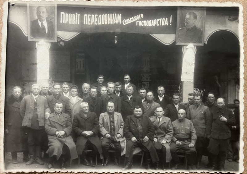 Фото групове. Павільйон колгоспу ім. Котовського на районній сільськогосподарській виставці, 1953 рік