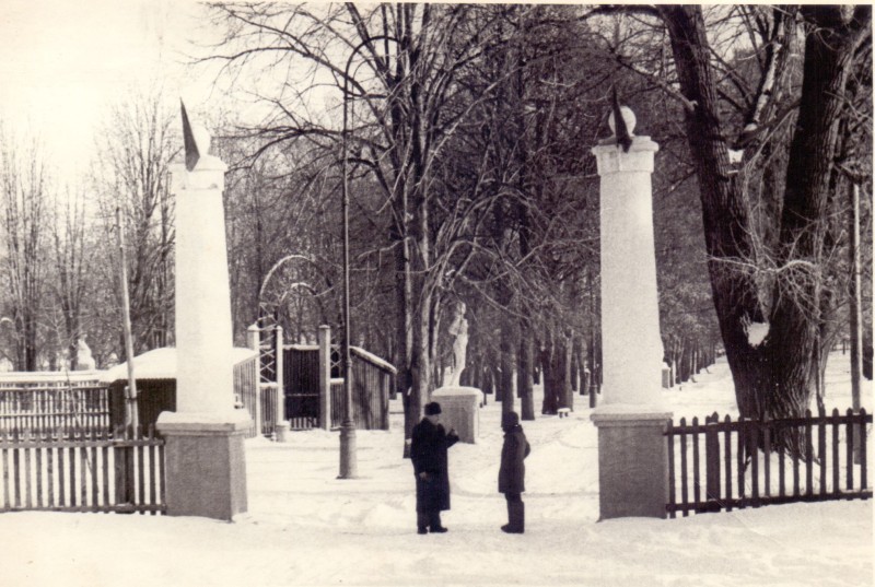 Фото чорно - біле "Центральний вхід у парк ім. Т.Шевченка у місті Чигирині"