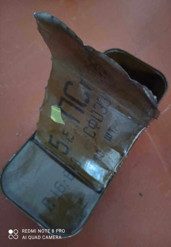 Металева коробка від боєприпасів.