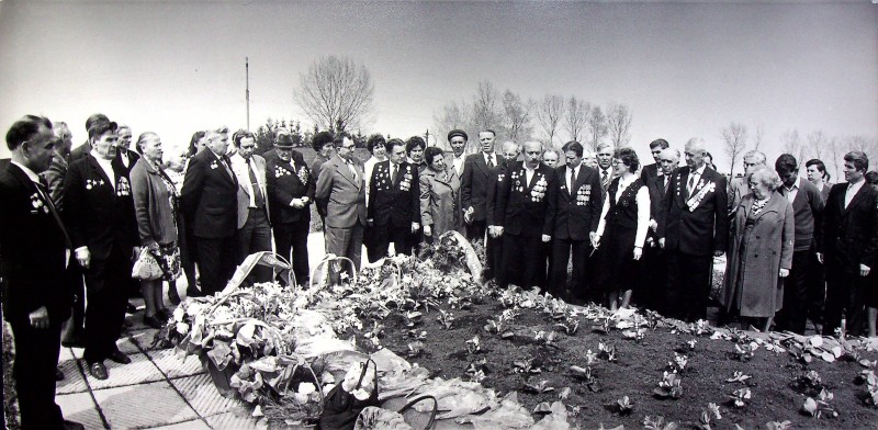 Ветерани 309 С.Д. на кургані бойової Слави біля клумби